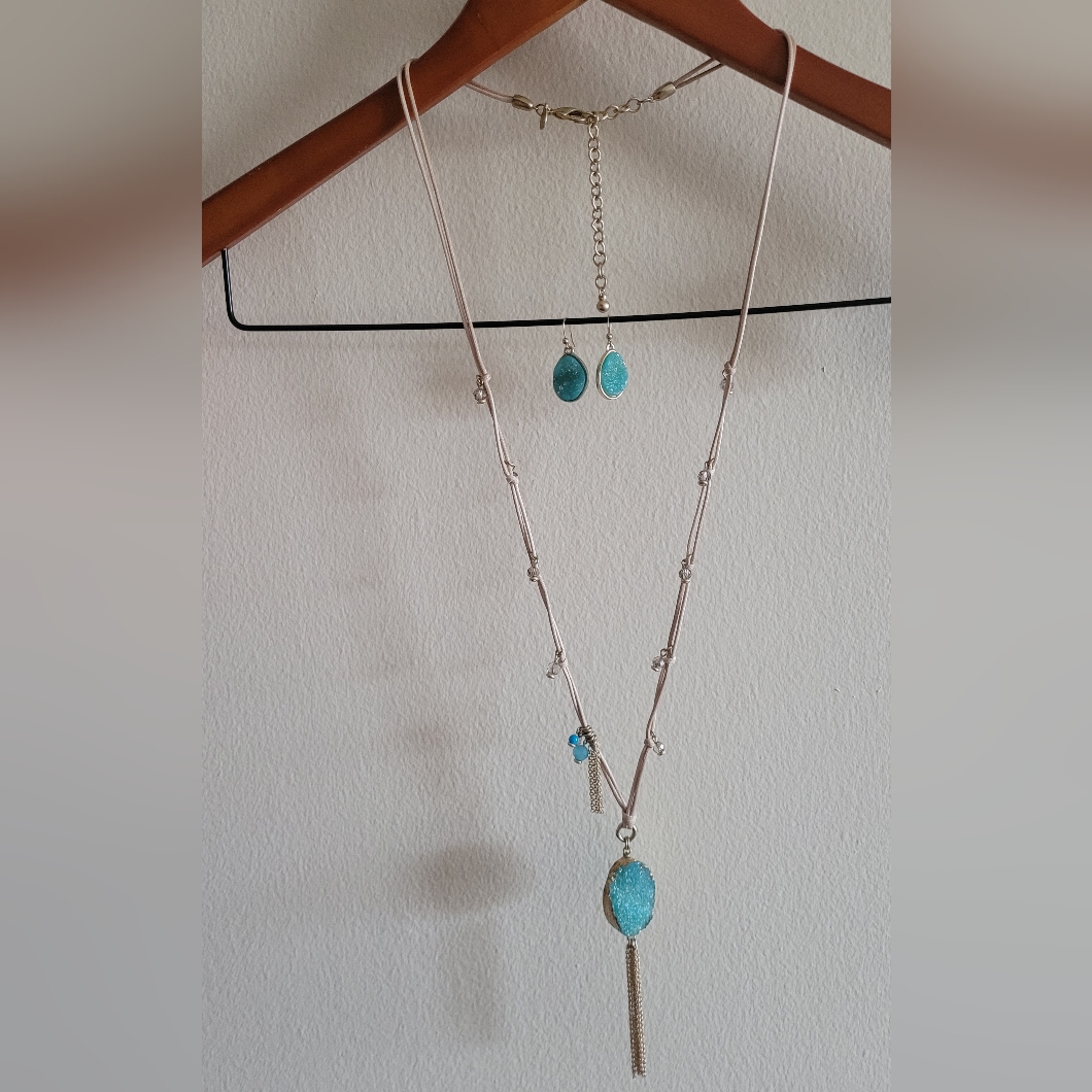 Chicos Turquoise Druzy And Gold Tone Necklace And Earring Set 24$